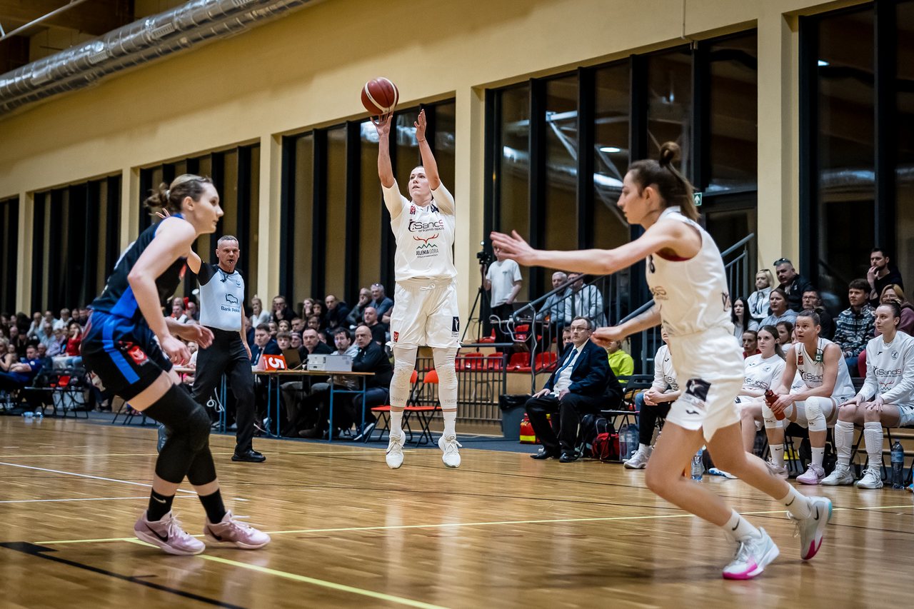 Efektowny triumf na start batalii o ekstraklasę