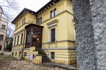 Niszczeją budynki po RUCH–u w Jeleniej Górze
