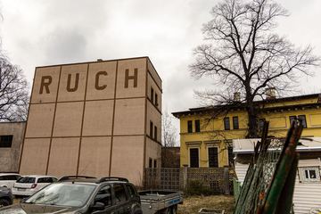 Niszczeją budynki po RUCH–u w Jeleniej Górze