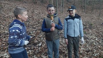 Harcerze ruszyli na sprzątanie lasu