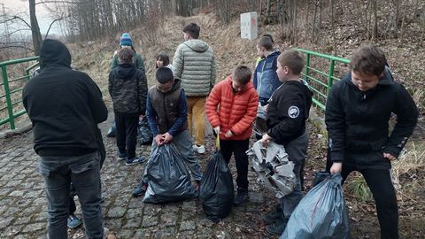 Harcerze ruszyli na sprzątanie lasu