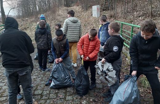 Harcerze ruszyli na sprzątanie lasu