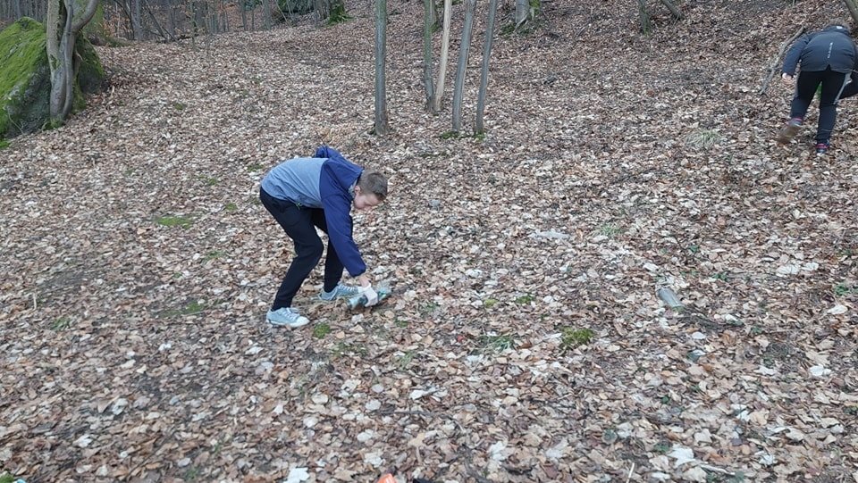 Harcerze ruszyli na sprzątanie lasu