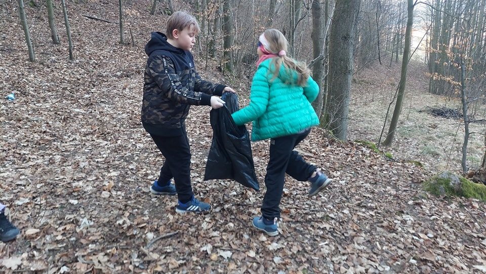 Harcerze ruszyli na sprzątanie lasu