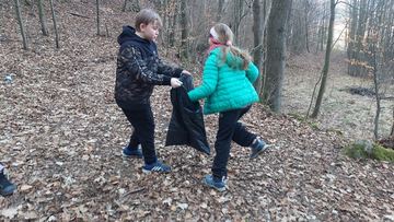 Harcerze ruszyli na sprzątanie lasu