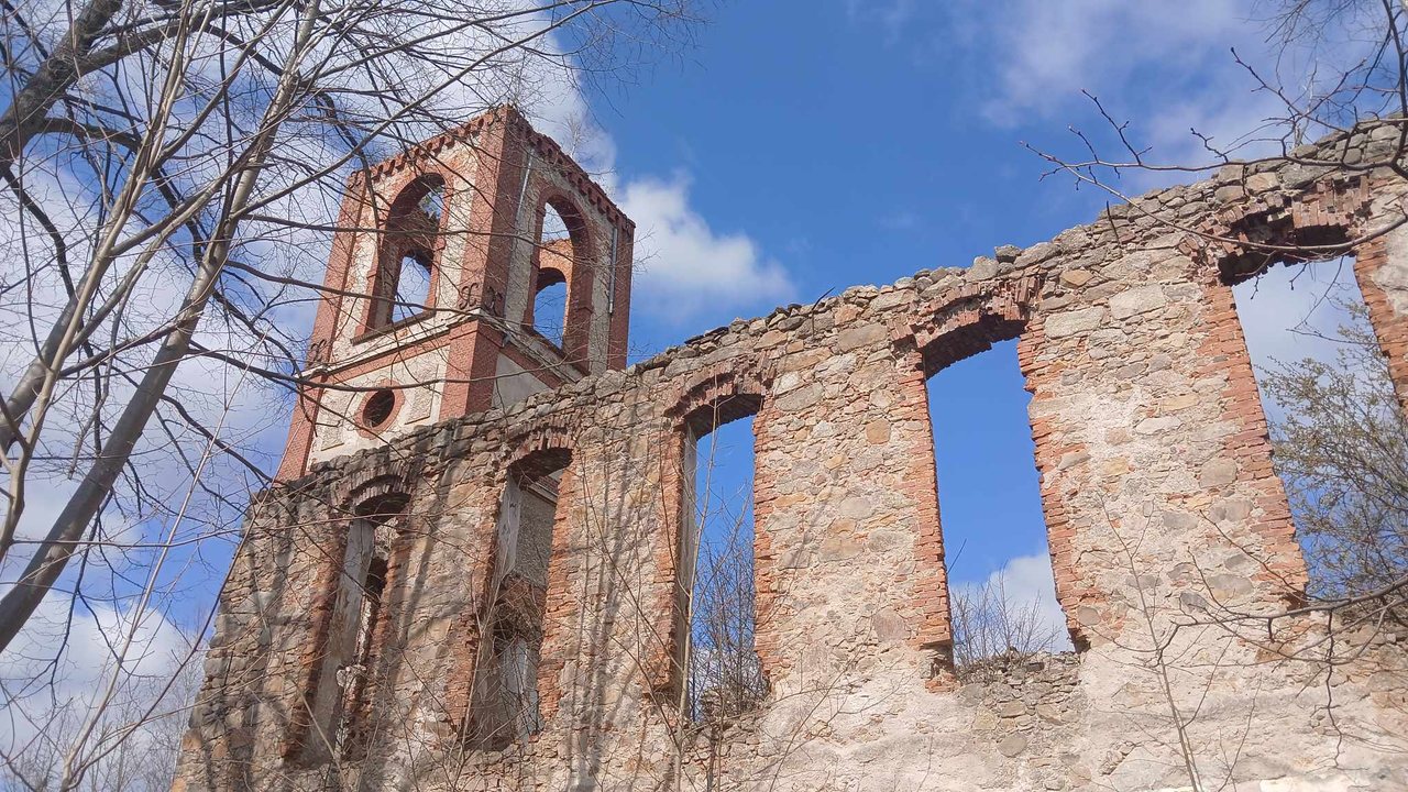 Był świadkiem religijnej odwilży. Kościół ewangelicki w Karpnikach pochłania natura