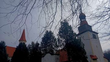 Znak zbrodni na dachu kościoła – krzyż pokutny w Janowicach Wielkich