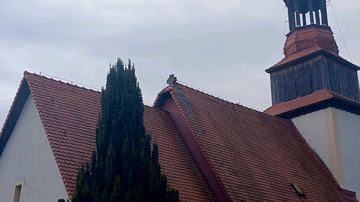 Znak zbrodni na dachu kościoła – krzyż pokutny w Janowicach Wielkich