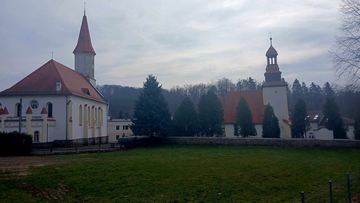 Znak zbrodni na dachu kościoła – krzyż pokutny w Janowicach Wielkich
