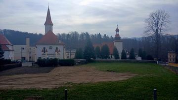 Znak zbrodni na dachu kościoła – krzyż pokutny w Janowicach Wielkich