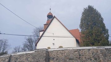 Znak zbrodni na dachu kościoła – krzyż pokutny w Janowicach Wielkich