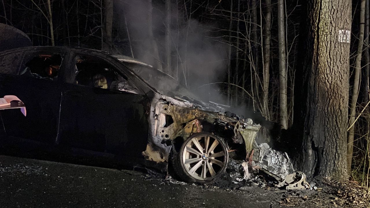 Karpniki – BMW uderzyło w drzewo i stanęło w ogniu