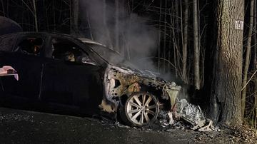 Karpniki – BMW uderzyło w drzewo i stanęło w ogniu
