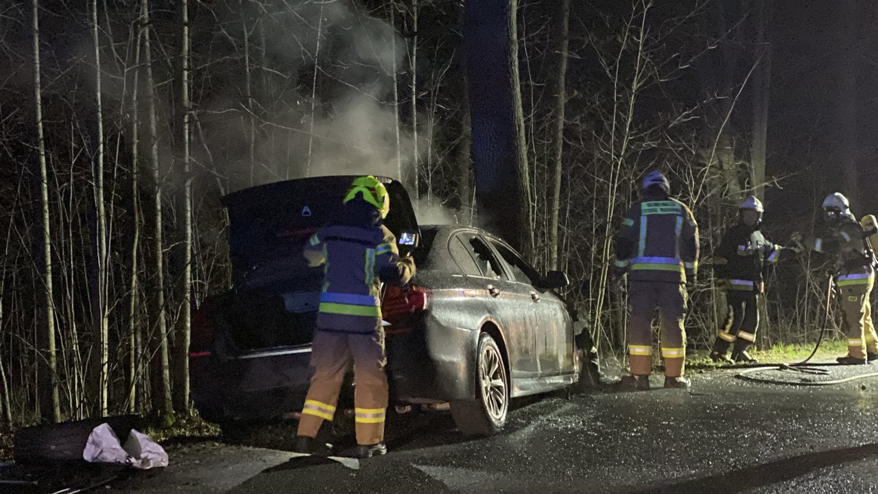 Karpniki – BMW uderzyło w drzewo i stanęło w ogniu