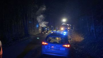 Karpniki – BMW uderzyło w drzewo i stanęło w ogniu