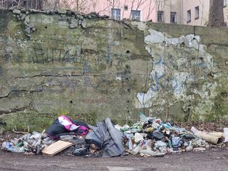 Dzikie wysypisko na zapleczu "Majówki"