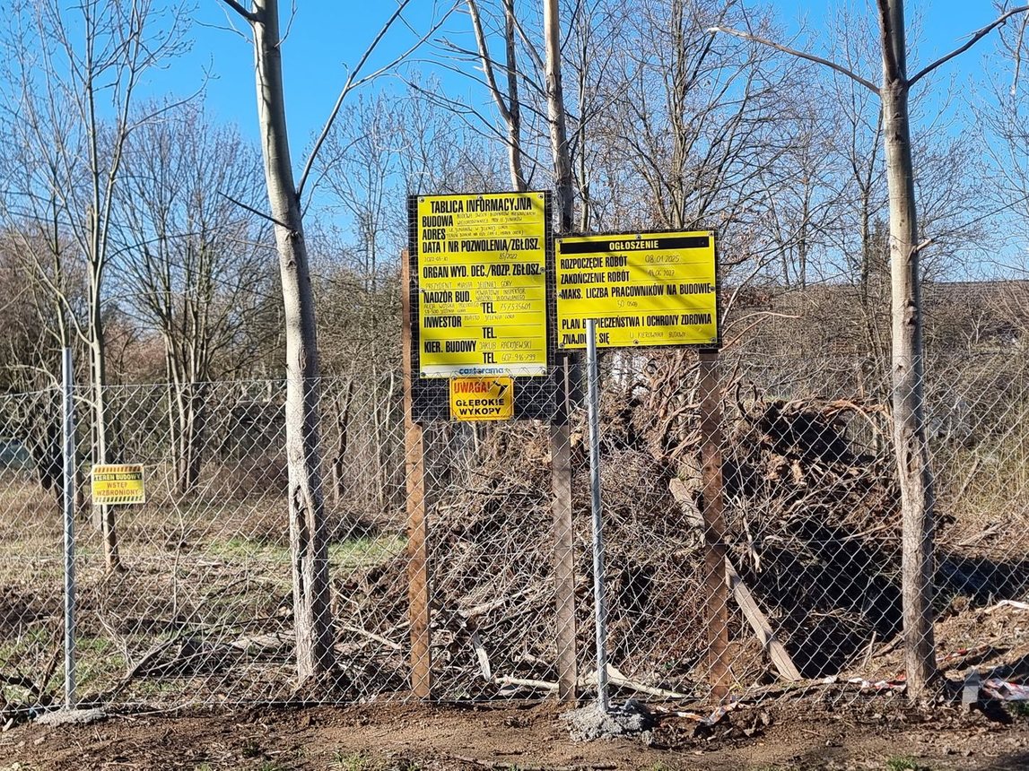 Ruch na działce pod domy komunalne