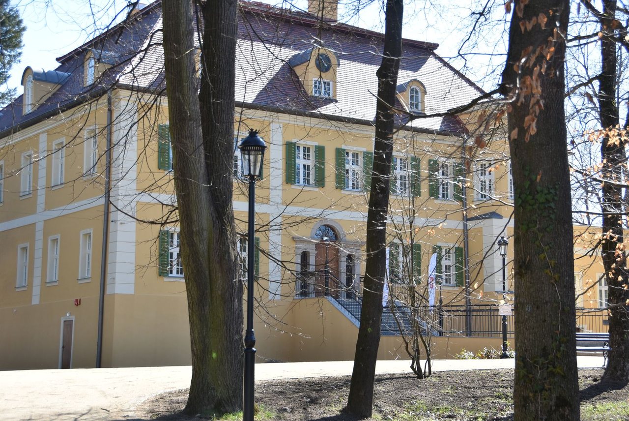 Wypiękniał przypałacowy park