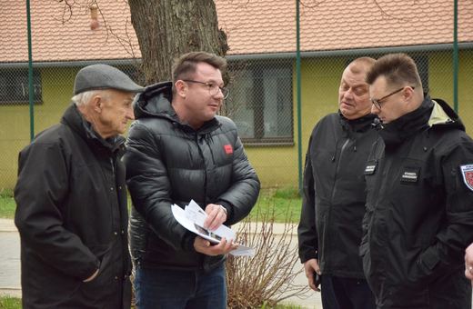 Starosta z inspekcją na wieży w Miłkowie