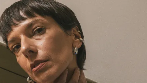 Stylowo i z klasą – kolczyki srebrne w miejskich stylizacjach uniseks
