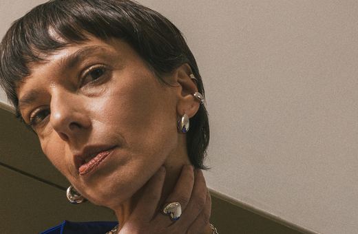 Stylowo i z klasą – kolczyki srebrne w miejskich stylizacjach uniseks