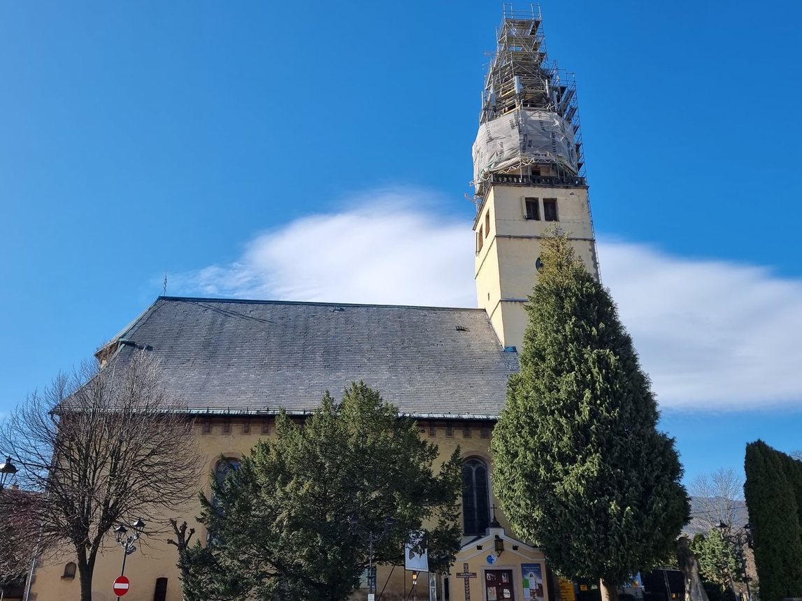 Kościelna wieża w rusztowaniach