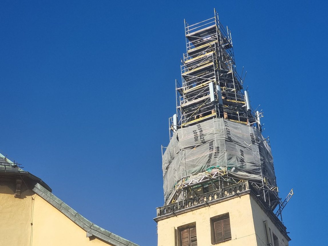 Kościelna wieża w rusztowaniach