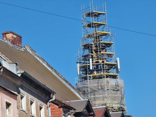 Kościelna wieża w rusztowaniach