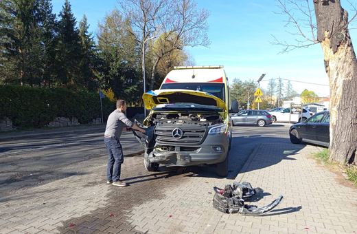 Kolizja Audi z karetką w Cieplicach