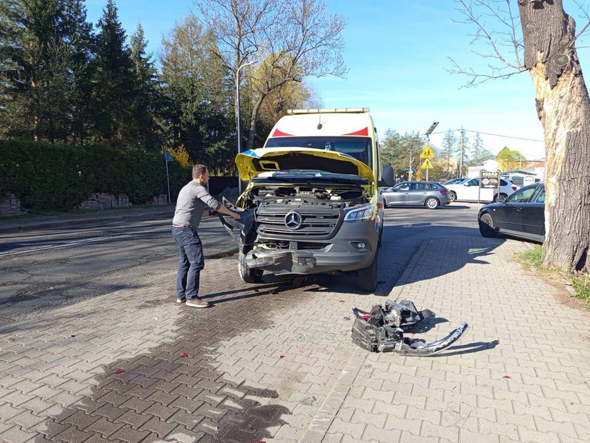 Kolizja Audi z karetką w Cieplicach
