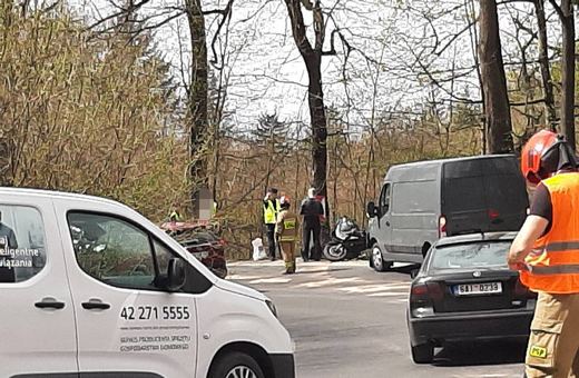 Lekkie zderzenie motoru z dostawczym