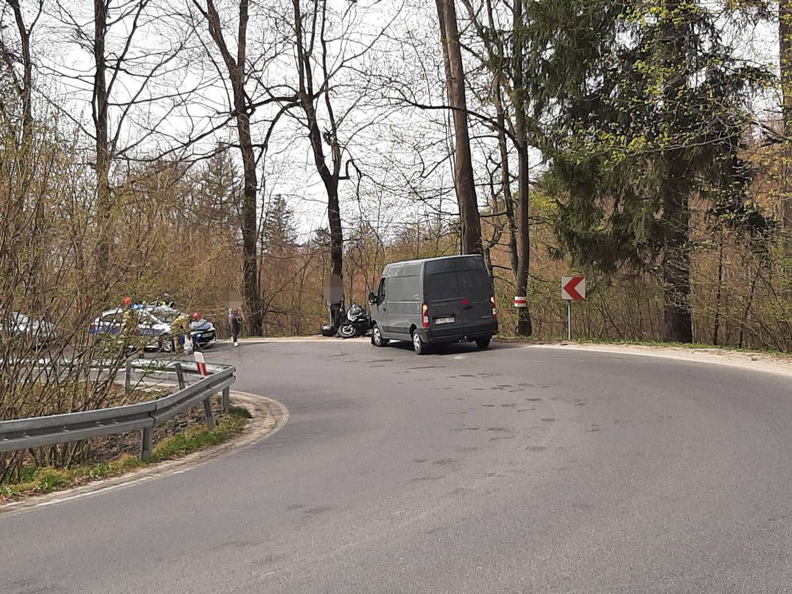 Lekkie zderzenie motoru z dostawczym
