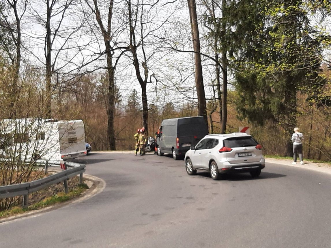 Lekkie zderzenie motoru z dostawczym