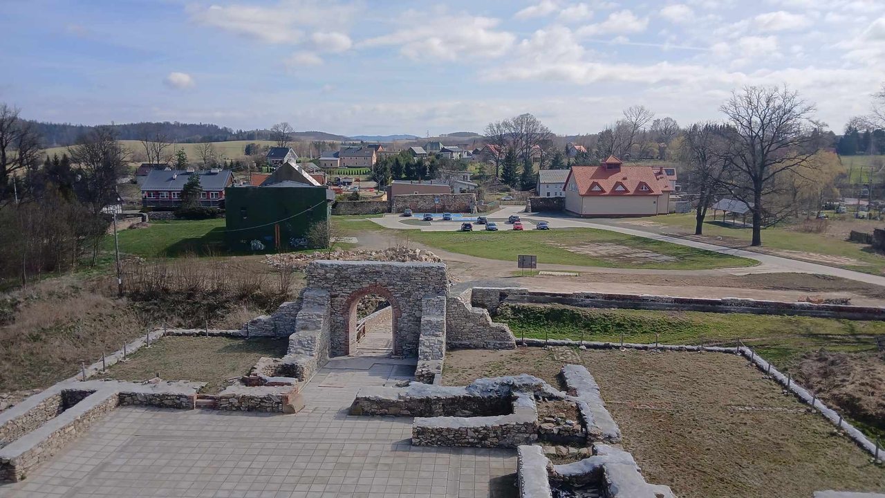 Zamek, który zamkiem już nie jest. Ruiny w Starej Kamienicy