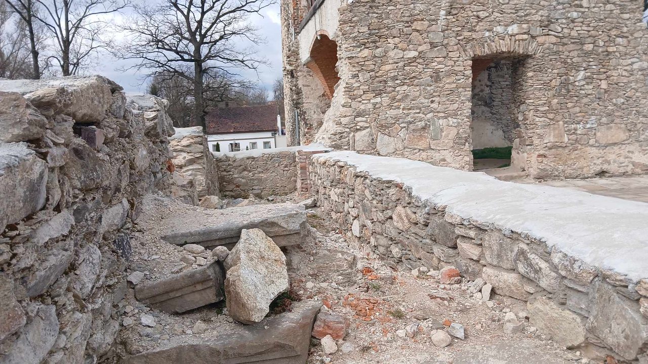 Zamek, który zamkiem już nie jest. Ruiny w Starej Kamienicy