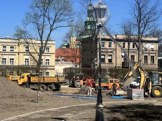 Wytyczają alejki na skwerze