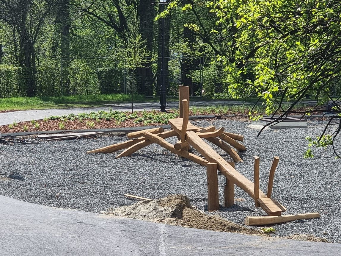 Dzieci czekają – plac zabaw prawie gotowy
