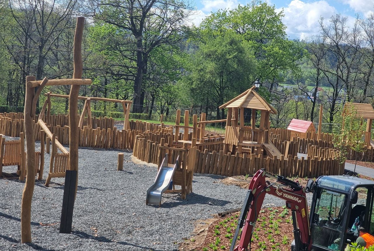 Dzieci czekają – plac zabaw prawie gotowy