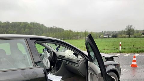 Samochód wypadł z drogi na łąkę