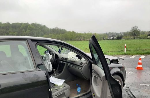 Samochód wypadł z drogi na łąkę