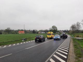 Samochód wypadł z drogi na łąkę