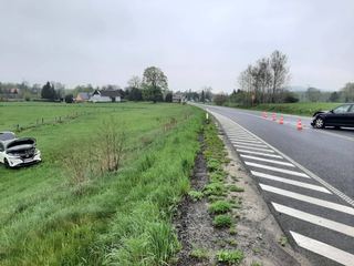 Samochód wypadł z drogi na łąkę