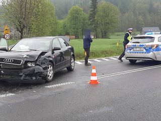Samochód wypadł z drogi na łąkę
