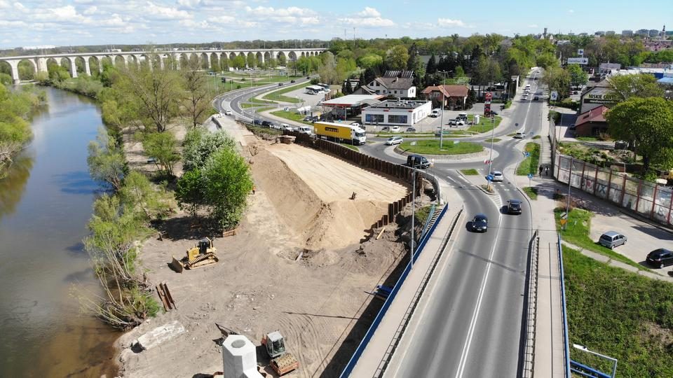Budowa mostów nad Bobrem trwa