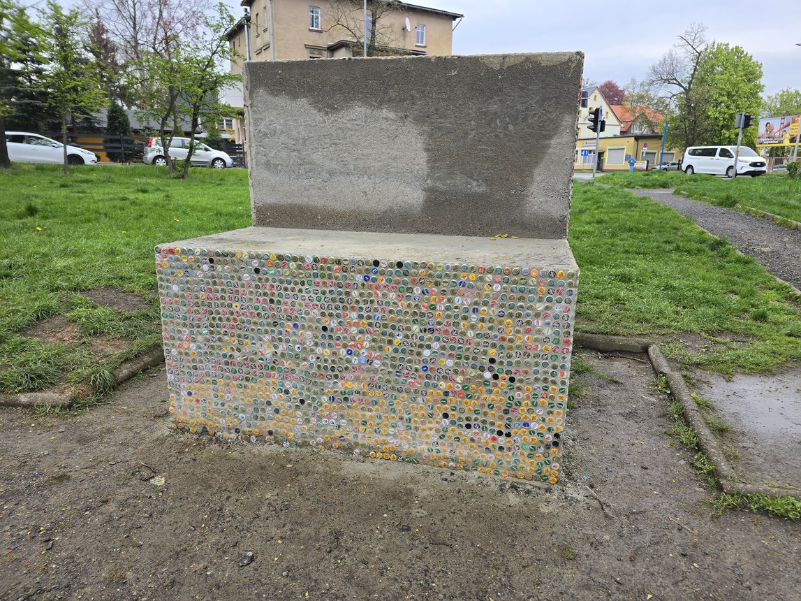 Ławka z kapsli w Parku Żiżki
