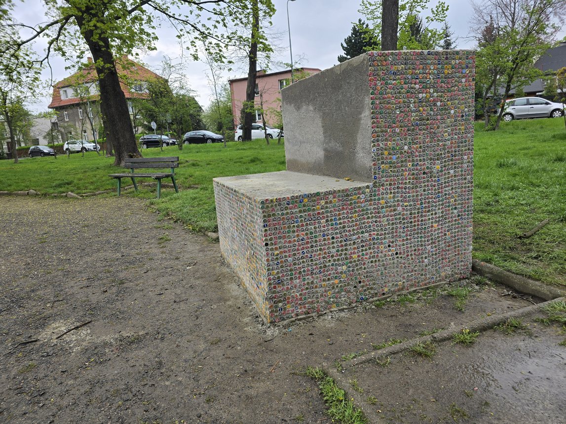 Ławka z kapsli w Parku Żiżki