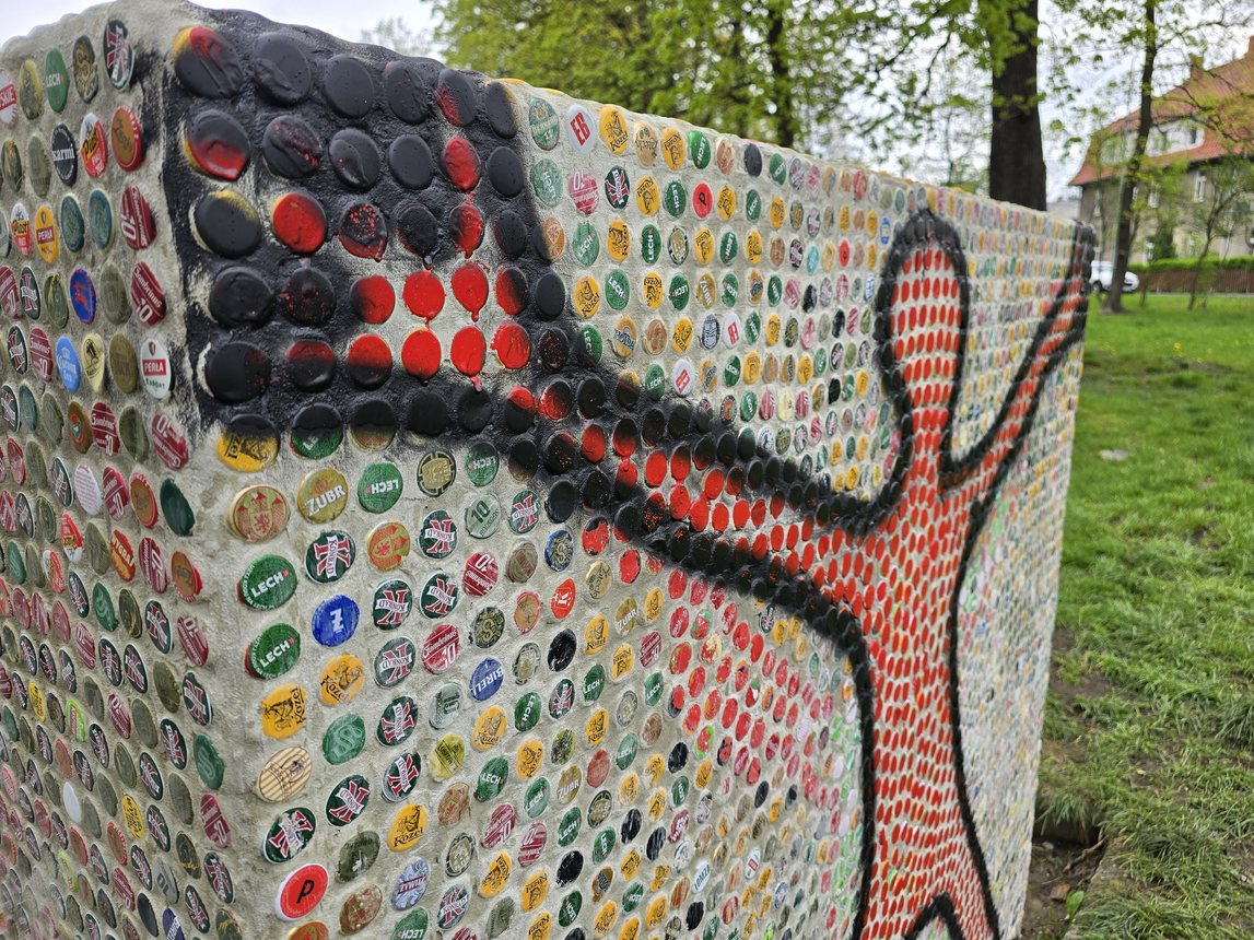 Ławka z kapsli w Parku Żiżki