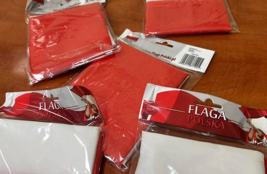 Miasto rozdaje biało–czerwone flagi mieszkańcom