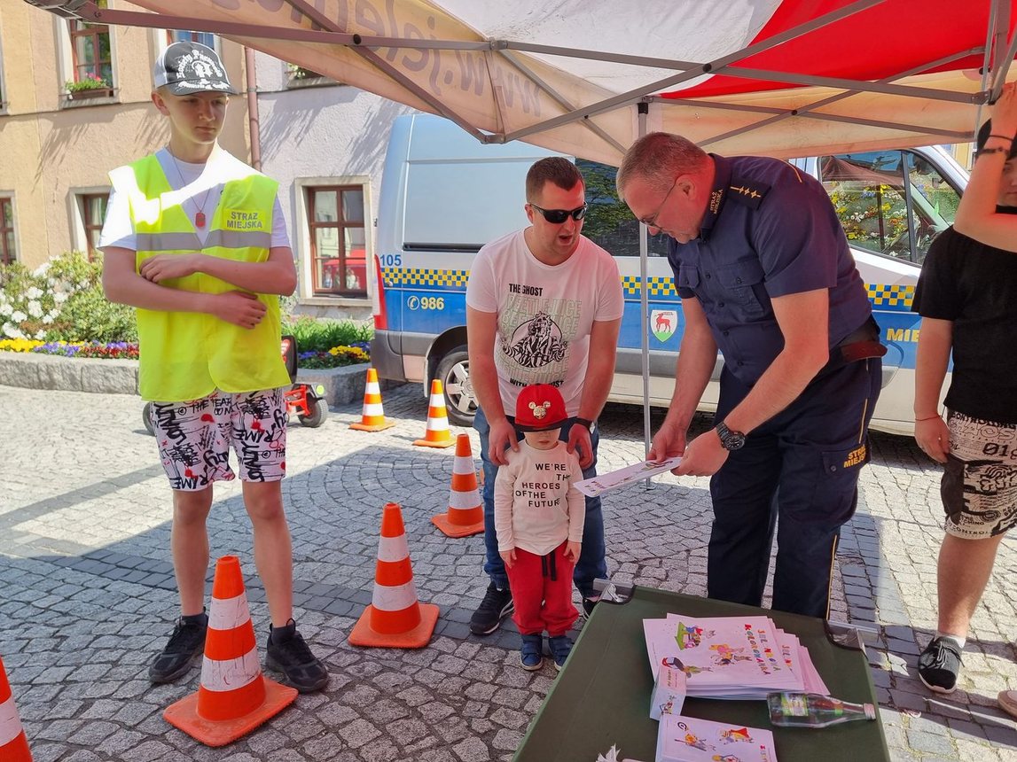 Piknik służb mundurowych na Święto Flagi
