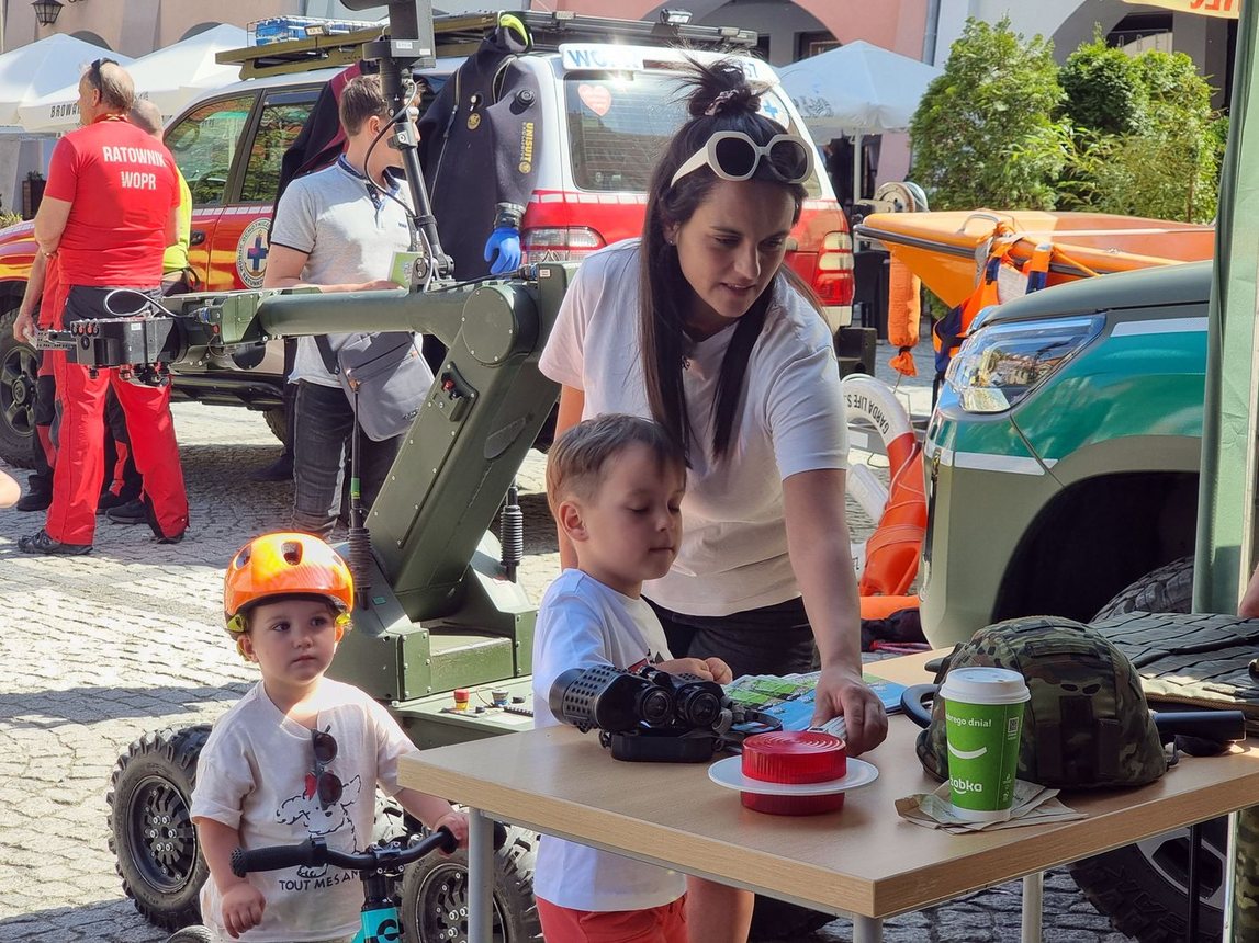 Piknik służb mundurowych na Święto Flagi